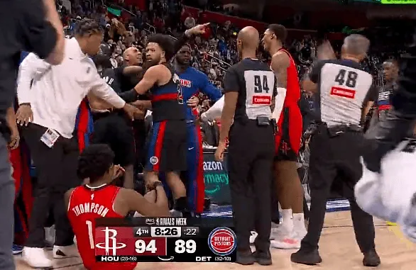 皇冠体育投注-霍兰德阿门倒地拼抢球，史密斯喷垃圾话被吹技术犯规